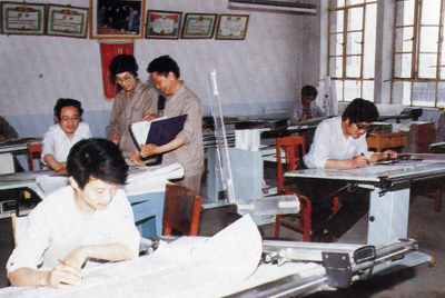 从1984年第一季度到抓治理上登记全面提高企业素质验收前，采取分线查抄、总结成就、找出差距、提出措施、期限整改的步骤，使各项工作在整顿中坚韧提高，在坚韧提高中进行再整顿，再提高。