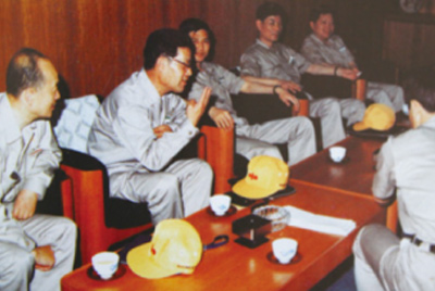 为了进建表国先进技术和治理步骤，前往引进技术与设备的国度进行实地调查。薛仲光厂长在日本。